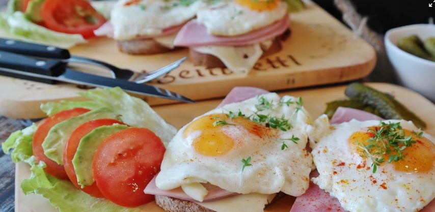 serving food for healing sore throat using egg
