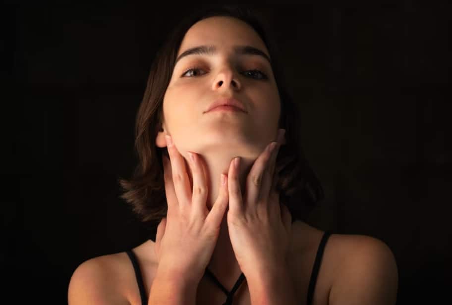 how woman cure sore throat