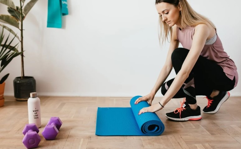 sportswoman fitness crop mat avoid bad exercise