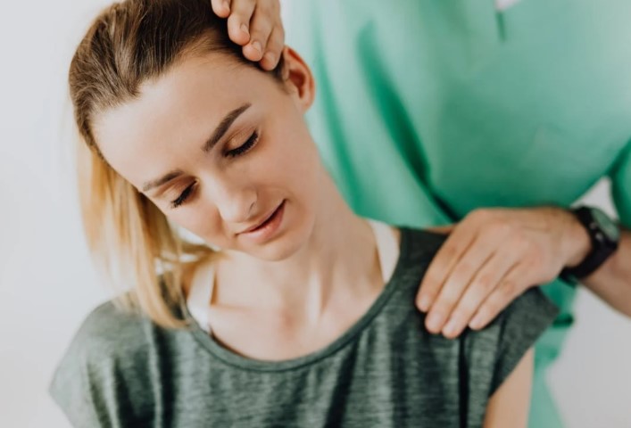 woman consult doctor for sore throat