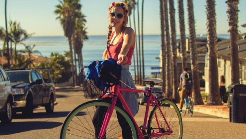 woman cycling to burn calories